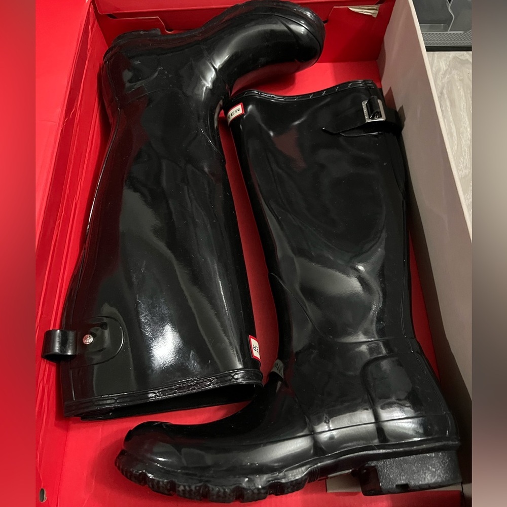 Hunter Women's Original Tall Gloss Rain Boots with socks - Picture 3 of 6